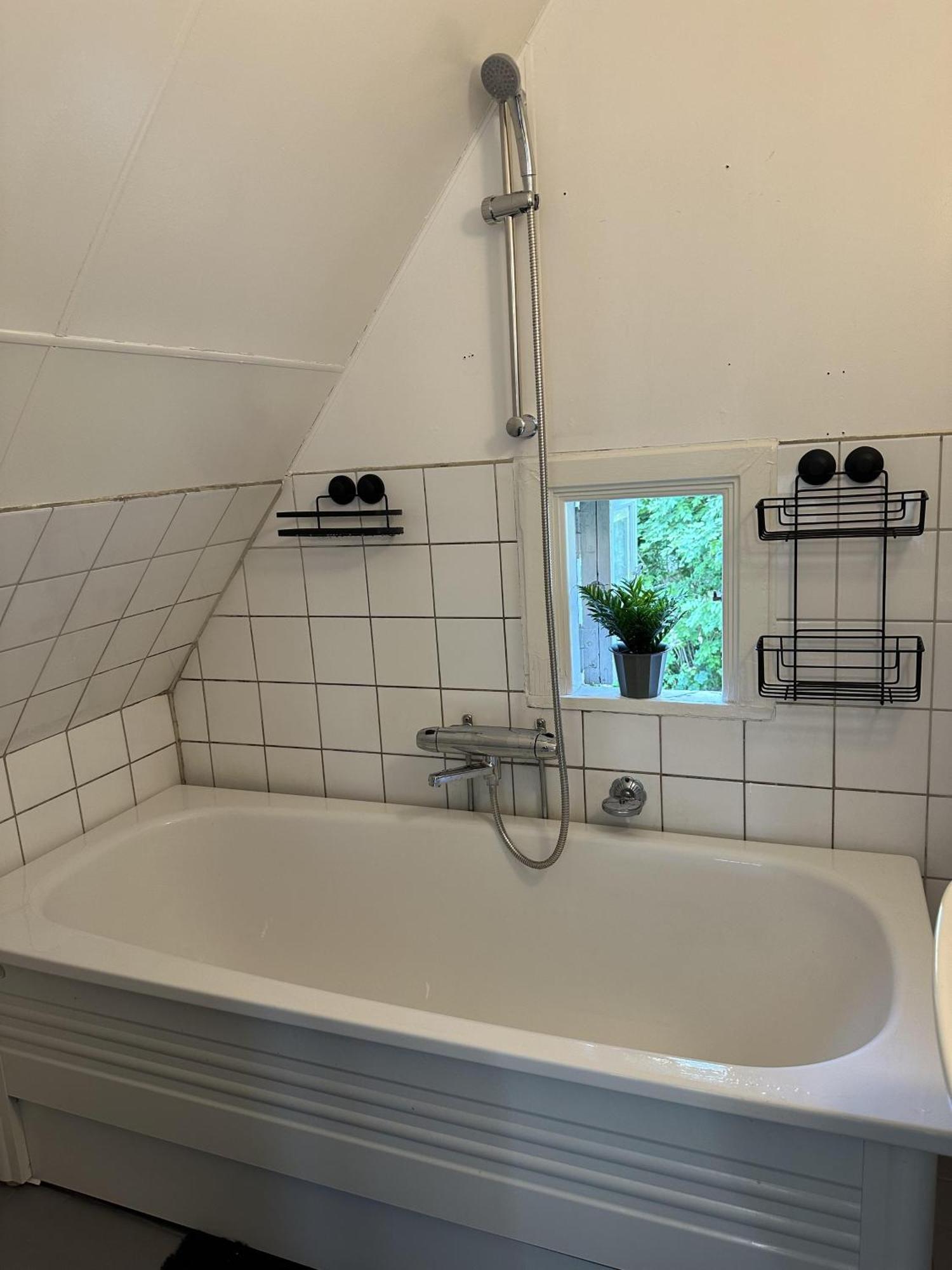 - 5-beds - Sleeps 12 - Garden *