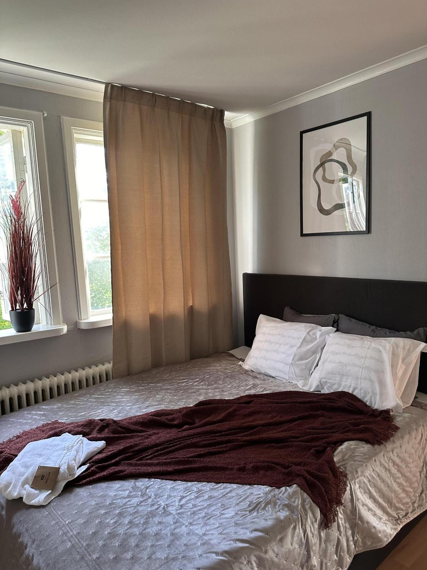 - 5-beds - Sleeps 12 - Garden *